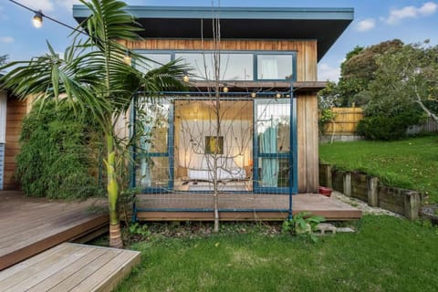 Hollys Abode with Piano and Deck House in Auckland