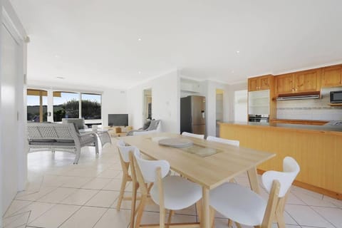 Logans Beach Apartments - BeachHouse House in Warrnambool