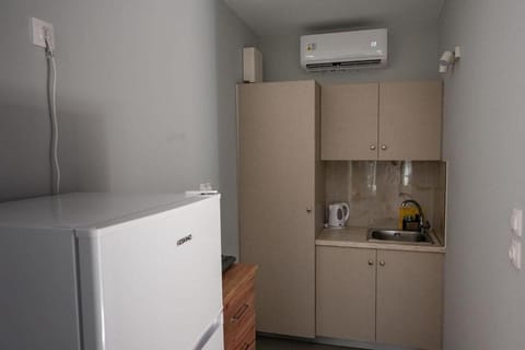 Kitchen or kitchenette, air conditioner