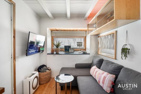 HGTV Featured Tiny Home w Hot Tub Near East 6th St Condo in Austin