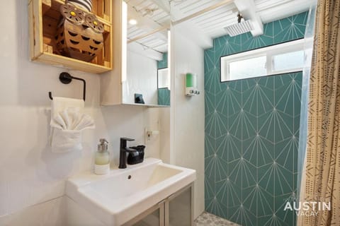 HGTV Featured Tiny Home w Hot Tub Near East 6th St Condo in Austin