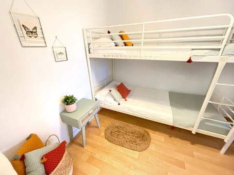 Bed, Photo of the whole room, Bedroom, bunk bed, towels