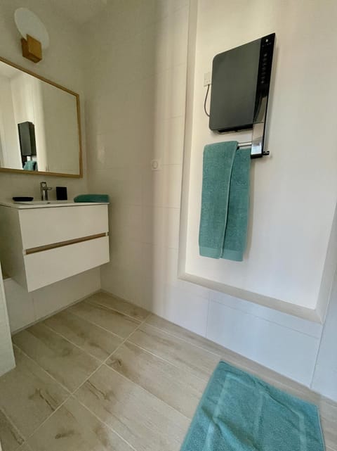 Bathroom, towels