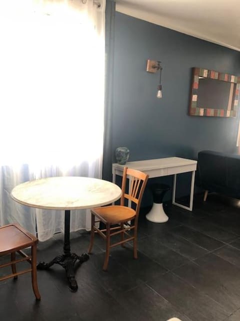 Appartement standing 2 personnes tout équipé terrasse, stationnement facile et gratuit dans quartier des arènes Apartment in Bayonne