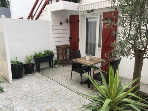 Appartement standing 2 personnes tout équipé terrasse, stationnement facile et gratuit dans quartier des arènes Apartment in Bayonne