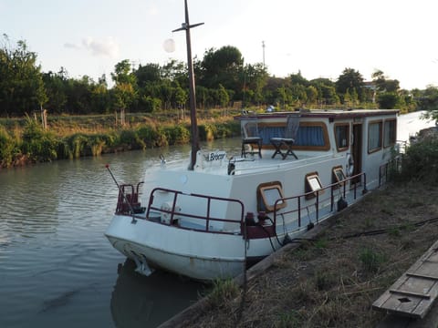 Peniche BROCOR hébergement avec participation a la navigation sur le Canal du Midi Docked boat in Béziers