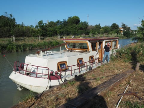 Peniche BROCOR hébergement avec participation a la navigation sur le Canal du Midi Docked boat in Béziers