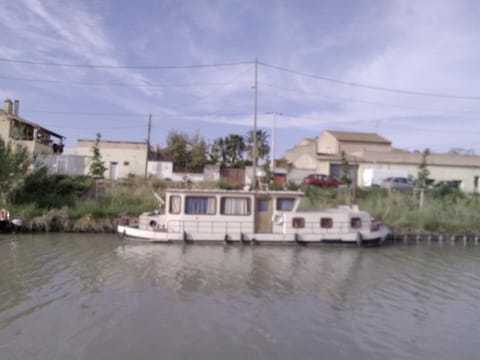 Peniche BROCOR hébergement avec participation a la navigation sur le Canal du Midi Docked boat in Béziers