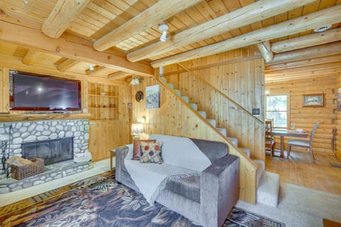 Crestline Area Vacation Rental Cabin with Decks! Haus in Cedarpines Park