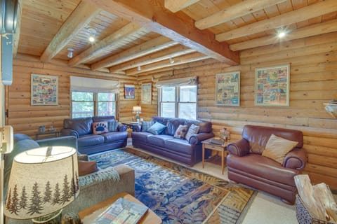 Crestline Area Vacation Rental Cabin with Decks! Casa in Cedarpines Park