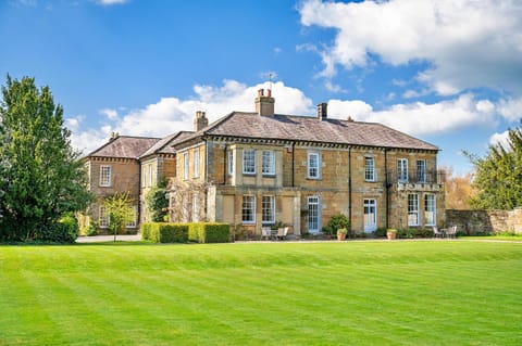 Property building, Spring, Day, Natural landscape, Garden, Garden view, Landmark view