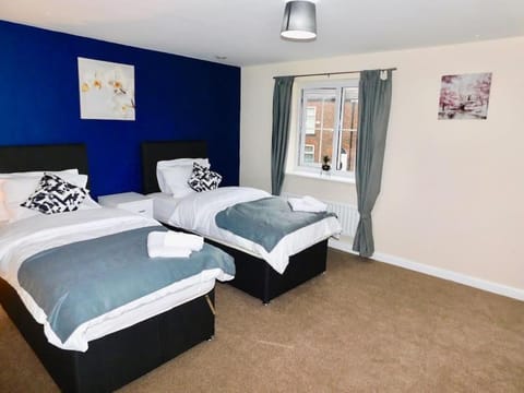 AMILA House Manchester, Modern, Spacious, Sleeps 7 With Parking House in Manchester