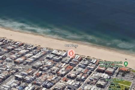 Stay right by the Manhattan Beach Strand Condominio in Manhattan Beach