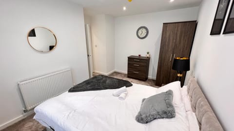 Families And Contractors Welcome! Central Beauty Condo in Liverpool