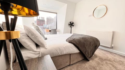 Families And Contractors Welcome! Central Beauty Condo in Liverpool