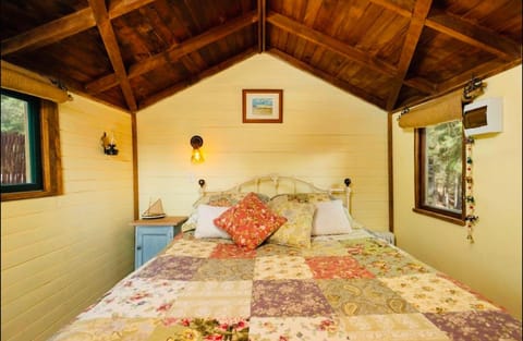 Rustic cabin with hot tub - Homewood Forest Retreat Chambre d’hôte in Alexandra