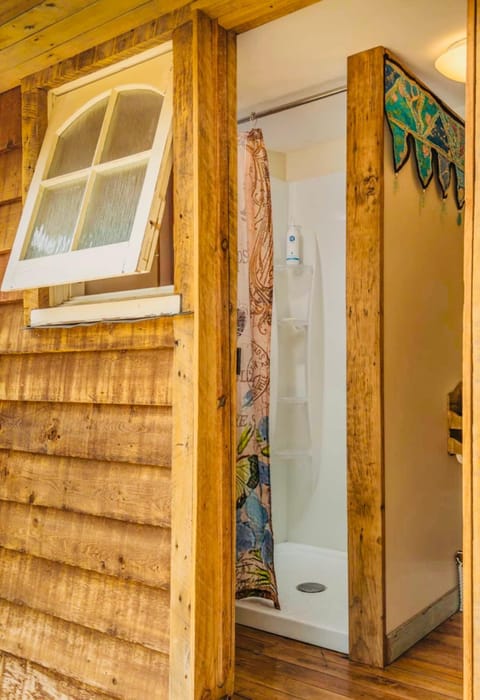 Rustic cabin with hot tub - Homewood Forest Retreat Alojamiento y desayuno in Alexandra