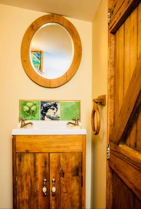 Rustic cabin with hot tub - Homewood Forest Retreat Übernachtung mit Frühstück in Alexandra
