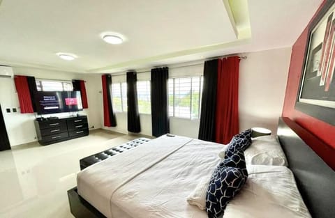 Luxury 5 Beds Penthouse - Private Hot Jacuzzi - 4 bedhrooms Condo in Santiago de los Caballeros