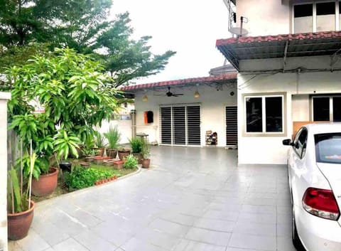 Corner Homestay with Garden and Private Parking Casa in Kuala Lumpur City