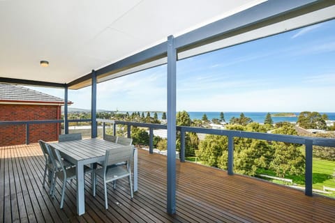 Stunning Two Storey Holiday Home with Amazing Views Casa in Encounter Bay