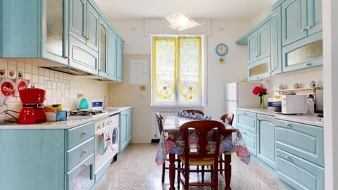 Kitchen or kitchenette, Dining area, stove
