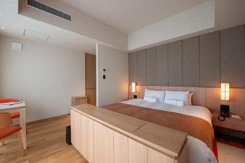 Bed, Photo of the whole room, Seating area, Bedroom, air conditioner