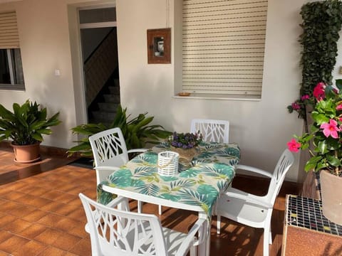 Playa, Jardín y piscina en Cabo Udra House in O Morrazo