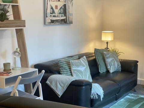 Cute+Cozy Guesthouse for 2 +secure offroad parking Apartment in Wolverhampton