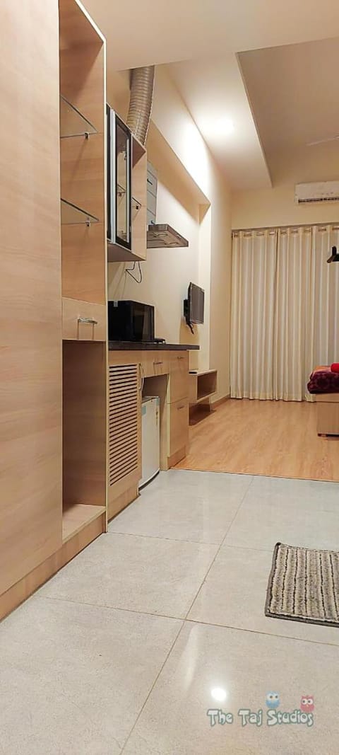Top Luxuries Couple Friendly Stay in Gaur Mall by Taj Studios Appartamento in Noida