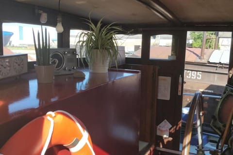 Captain's cabin: Cosy flat on a house boat Docked boat in Strasbourg