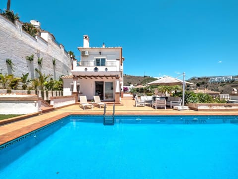 Property building, Day, Pool view, Swimming pool, sunbed