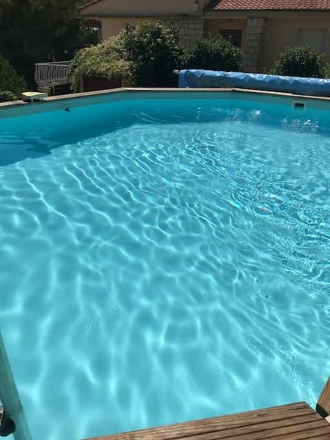 Appartement sur la colline avec accès piscine Apartment in Manosque