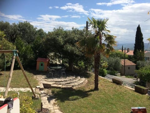 Appartement sur la colline avec accès piscine Apartment in Manosque