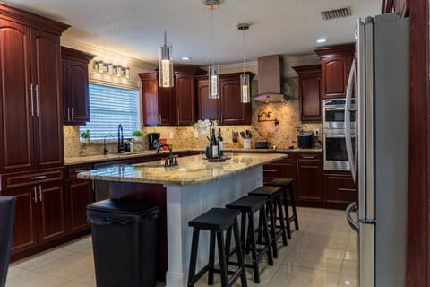 Kitchen or kitchenette, Dining area, dishwasher, minibar, pet friendly, stove