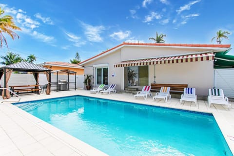 Patio, Pool view, Swimming pool, sunbed