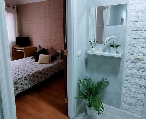 Room in Lodge - Big Room Tenerife Sur Private Bathroom Wifi Bed and Breakfast in Abona