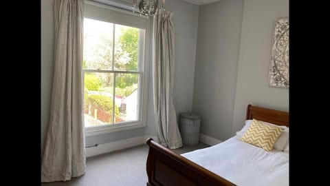 Central Truro! Large Double Room In Victorian Property Chambre d’hôte in Truro