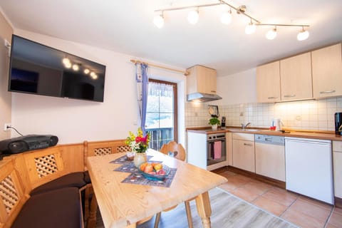 Kitchen or kitchenette, Decorative detail, Dining area