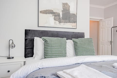 Bed, Decorative detail, towels