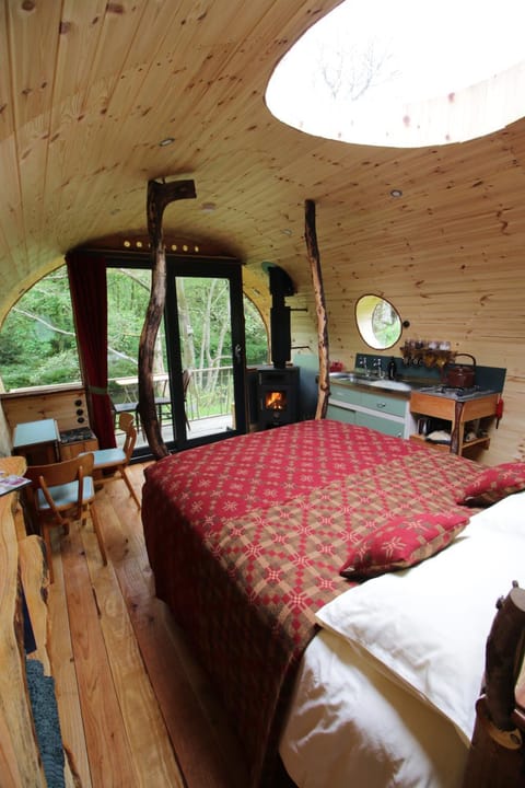 Caban Delor. Off-grid glamping experience. Walking distance into Caernarfon. 20-min drive to Snowdonia or Anglesey. Campground/ 
RV Resort in Caernarfon