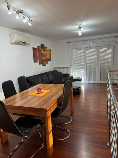 Living room, Seating area, Dining area, air conditioner