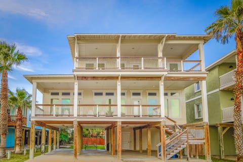 Gone Coastal! Beachfront home across from Boardwalk to the beach! House in Port Aransas