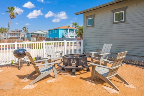 Sandy Craic- Elevator! Overlooking Community Pool! House in Port Aransas