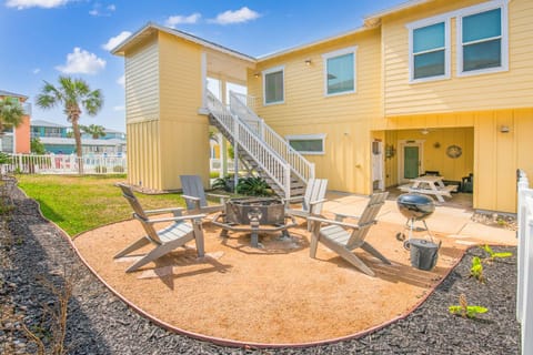 Sandy Craic- Elevator! Overlooking Community Pool! House in Port Aransas