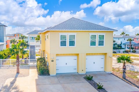 Sandy Craic- Elevator! Overlooking Community Pool! House in Port Aransas