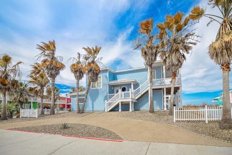 Villa Laguna! STEPS to the pool & lagoon views, with boardwalk to beach House in Port Aransas