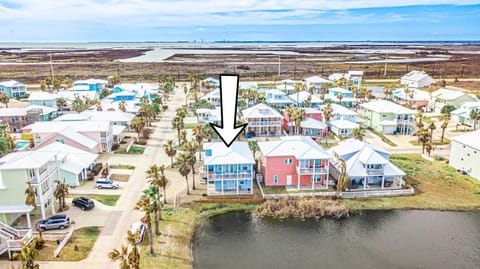 Villa Laguna! STEPS to the pool & lagoon views, with boardwalk to beach House in Port Aransas