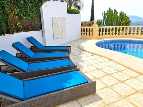 Swimming pool, sunbed