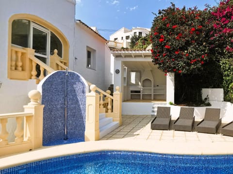 Property building, BBQ facilities, Balcony/Terrace, Swimming pool, Swimming pool, sunbed